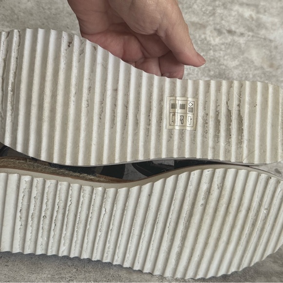 Women's Black Bobs - Picture 6 of 6